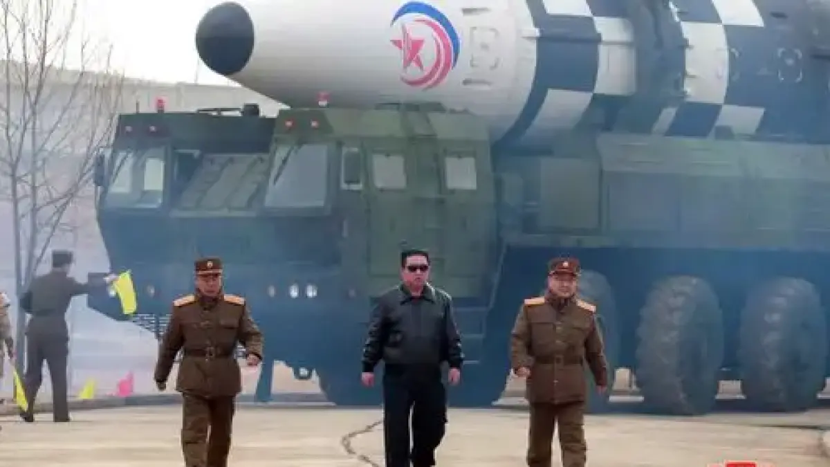 RUDAL: Pemimpin Korea Utara Kim Jong-un terekam melangkah membelakangi sebuah rudal dalam dokumentasi resmi Kantor Berita Pusat Korea (KCNA) yang dirilis Kamis (24/3/2022). Maraknya intensitas uji coba senjata Pyongyang tersebut memicu Pemerintah Jepang mengambil langkah siaga dengan membangun bunker perlindungan bawah tanah di Tokyo.(KCNA)