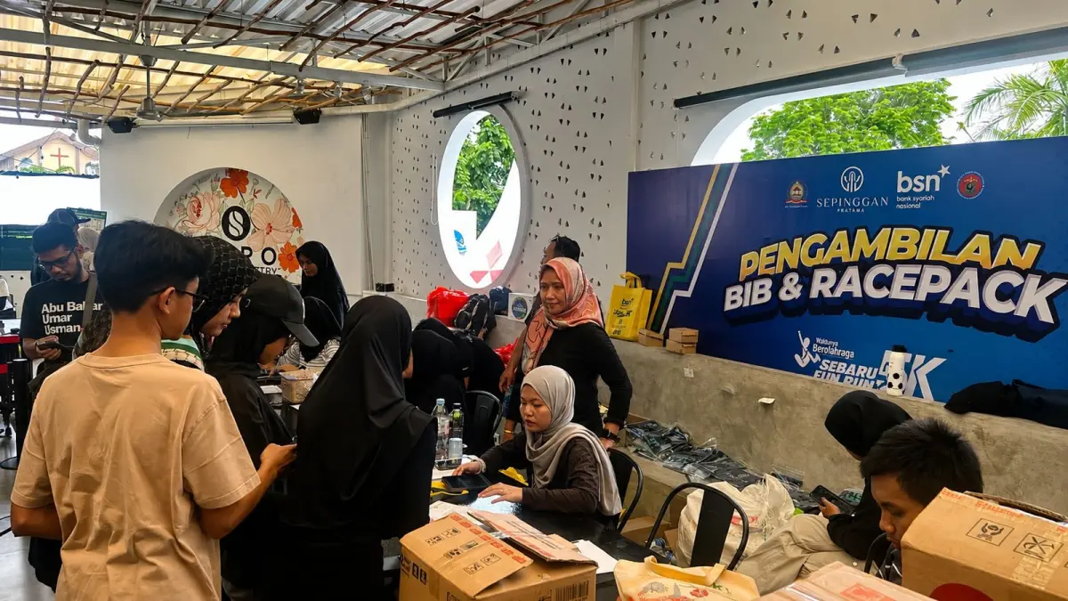 ANTUSIASME: Para peserta Sebaru Fun Run 5K berdatangan untuk mengambil BIB dan race kit di kawasan Sepinggan Pratama, Sabtu (29/8). (NURON/KP)