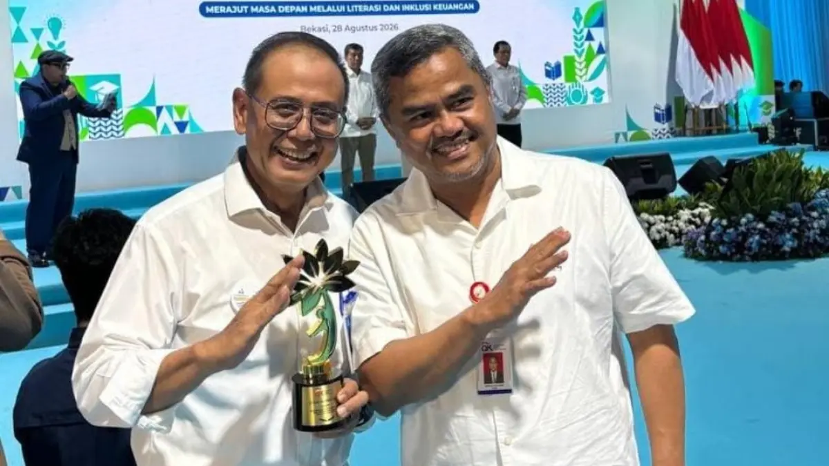 TERBAIK: Direktur Utama Bankaltimtara, Romy Wijayanto bersama Kepala OJK Kalimantan Timur dan Kalimantan Utara berfoto bersama usai menerima KEJAR Award 2026 dari OJK untuk Kategori BPD Terbaik untuk Implementasi KEJAR BPD Wilayah Kalimantan di Bekasi Jawa Barat.