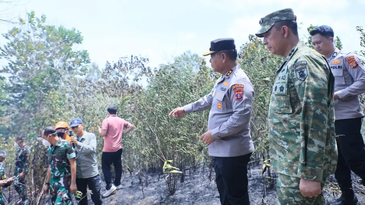 Mayjen Krido Pramono dan Kapolda Kaltim Irjen Endar Priantoro saat pemadaman karhutla.