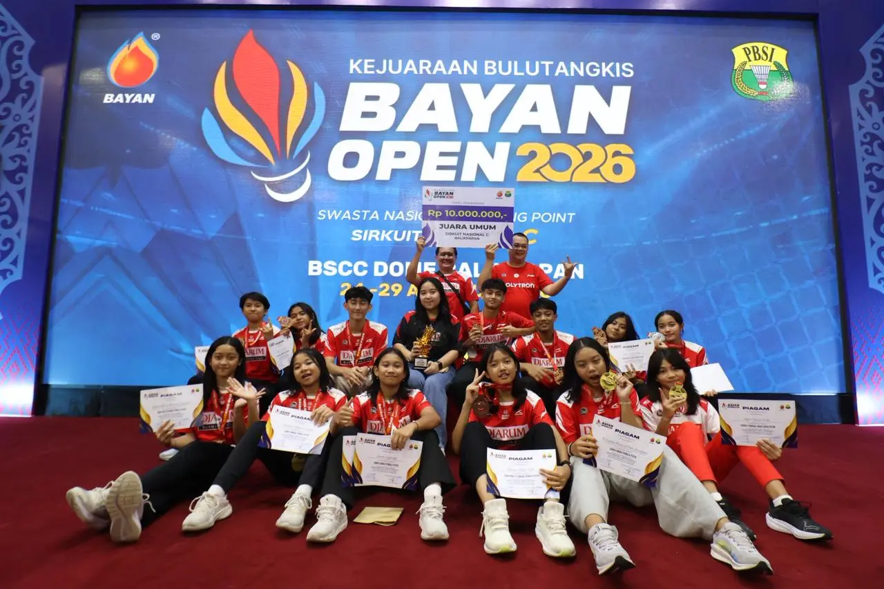 Para atlet PB Djarum berpose bersama usai menerima penghargaan sebagai juara umum Bayan Open 2026 di Balikpapan. (Foto: Anggi/Kaltim Post)