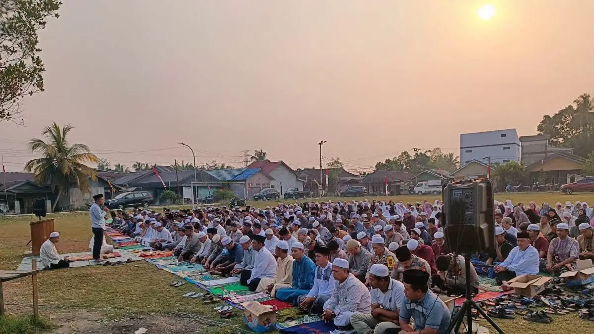 SALAT MINTA HUJAN: Ratusan warga bersama unsur Muspika dan Polsek Longkali, Polres Paser, menyelenggarakan Salat Istisqa di lapangan setempat.(IST)