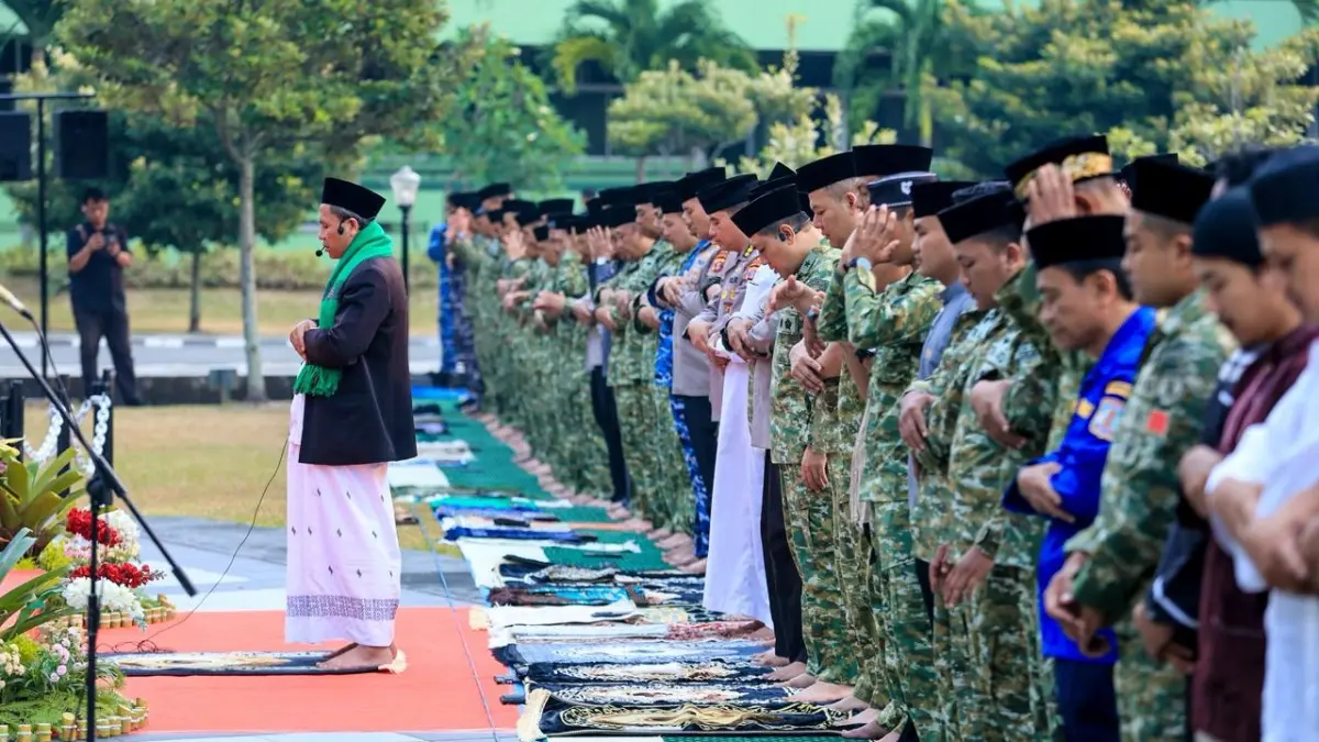Sejumlah orang mengikuti salat Istisqa di halaman Makodam VI/Mulawarman, Balikpapan, Sabtu (29/8). (FOTO KODAM VI/MULAWARMAN)