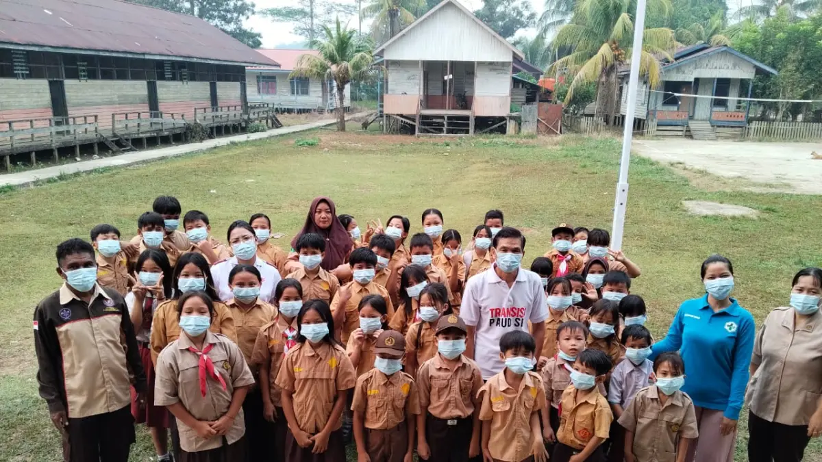 TERDAMPAK: Para siswa tampak mengenakan masker di tengah kondisi udara Mahulu yang terdampak kabut asap. 