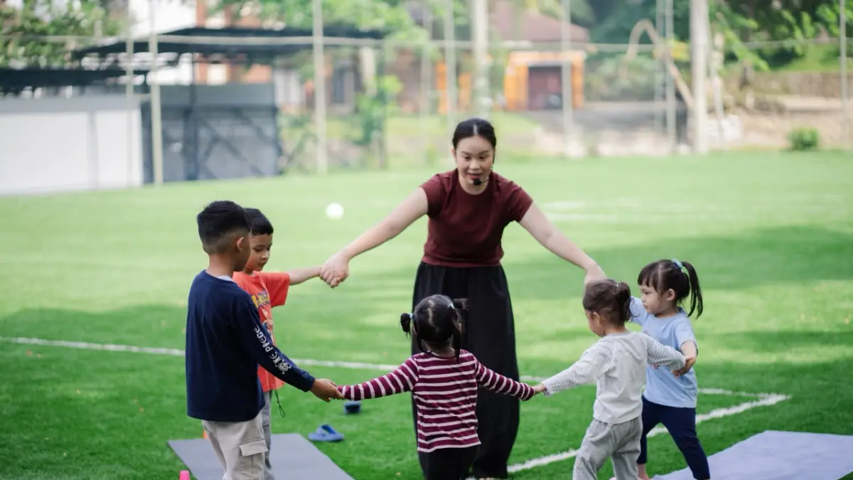 YOGA ANAK: Aktivitas kids yoga di Samskara Yoga tak hanya melatih gerak tubuh, tetapi juga menjadi ruang bagi anak untuk bersosialisasi dan mengenal tubuh dengan cara menyenangkan.