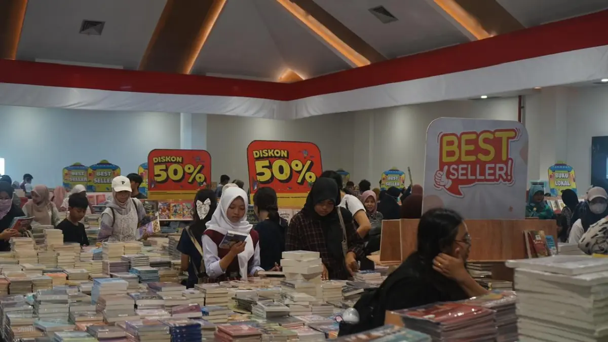 BERBURU BUKU: Pengunjung melihat koleksi buku dalam Festival Literasi Kaltim Out of the Boox di Aula Tower Kadrie Oening, Samarinda, Sabtu (29/8). Sekitar 70 penerbit menawarkan buku dengan potongan harga hingga 50 persen selama festival berlangsung. (IST)