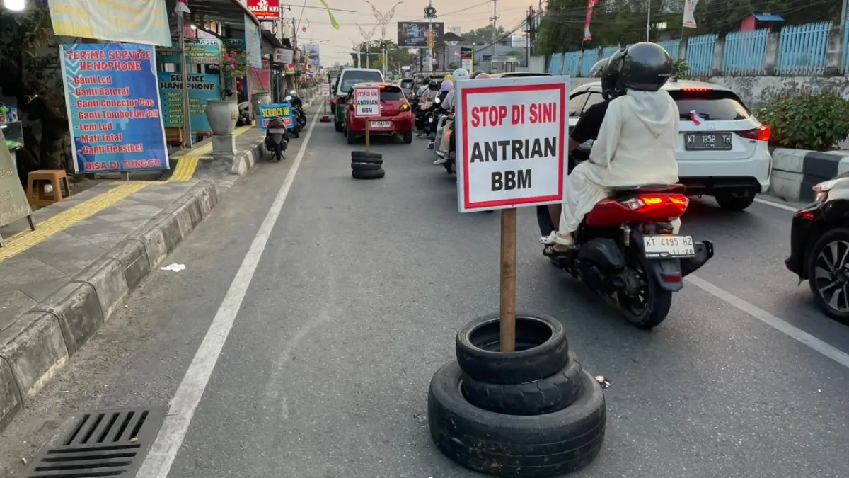Antrean pertalite yang mengular di sekitar SPBU MT Haryono, Balikpapan. (FOTO M TAUFIK/KP)