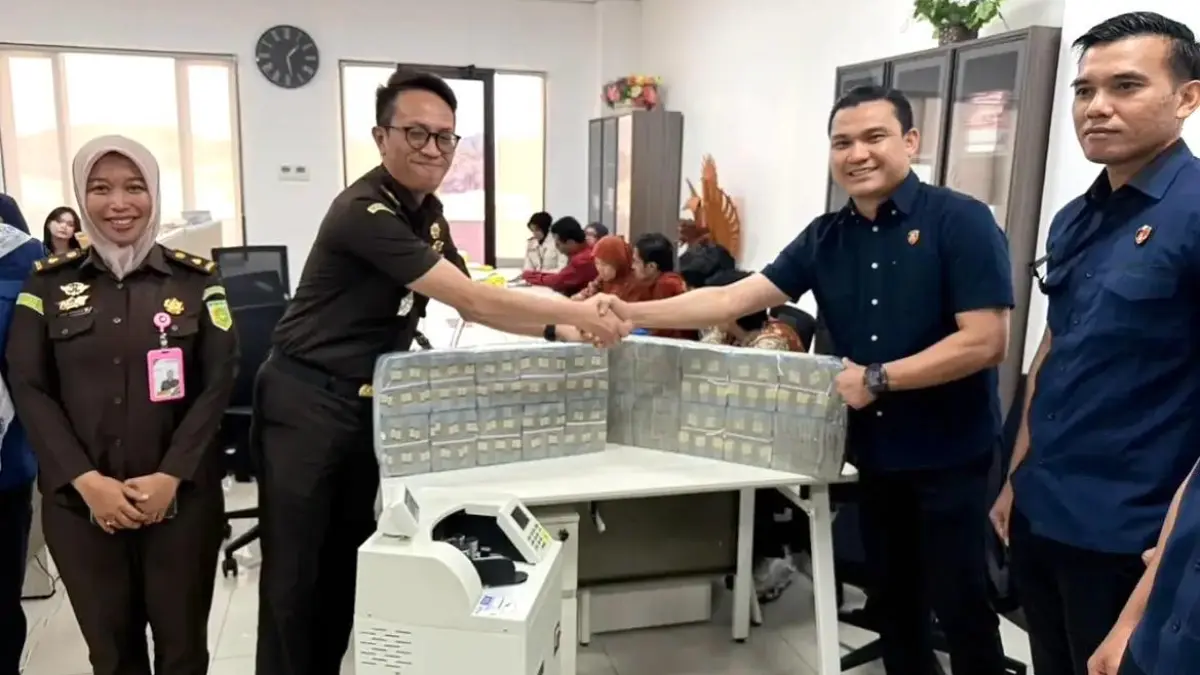 BAKAL SIDANG: Penyidik Subdit III Tipikor Ditreskrimsus Polda Kaltim menyerahkan tersangka dan barang bukti korupsi anggaran pelatihan BLKI Balikpapan ke Kejati Kaltim.