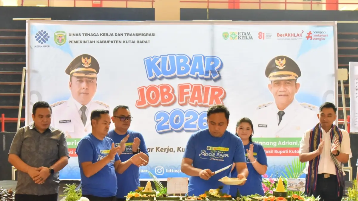 BANYAK DICARI: Bupati Kubar Frederick Edwin menutup gelarab job fair Kutai Barat yang banyak diserbu pencari kerja. 