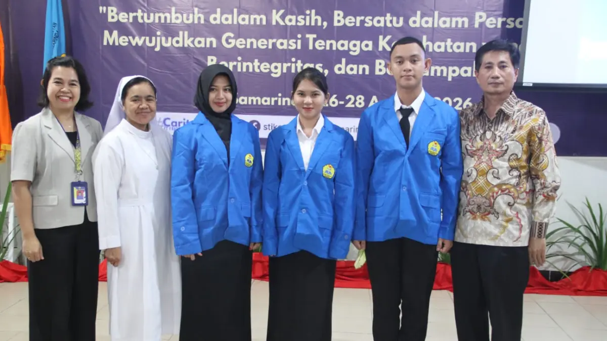 BERKUALITAS: Tampak di akhir kegiatan atau proses penutupan PKKMB perwakilan mahasiswa/i abadikan momen kebersamaan dengan pihak yayasan dan pejabat STIKES Dirgahayu Samarinda. (IST)