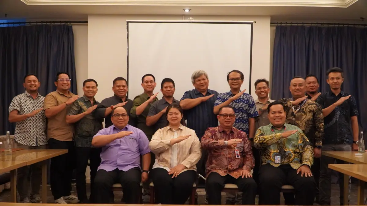Bupati Mahulu Angela Idang Belawan dan Sekkab Stephanus Madang usai mengikuti sosialisasi dan pendampingan manajemen kinerja Pemerintah Daerah yang diselenggarakan Bappelitbangda bekerja sama dengan Unesa di Jakarta, Jumat (28/8/2026). (PROKOPIM)

&nbsp;