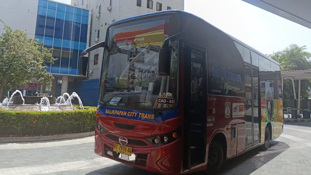 Bus Balikpapan City Trans (Bacitra) melintas melayani penumpang. Pemprov Kaltim mengusulkan layanan bus BTS serupa diterapkan di Samarinda. (DINA ANGELINA/KALTIM POST))