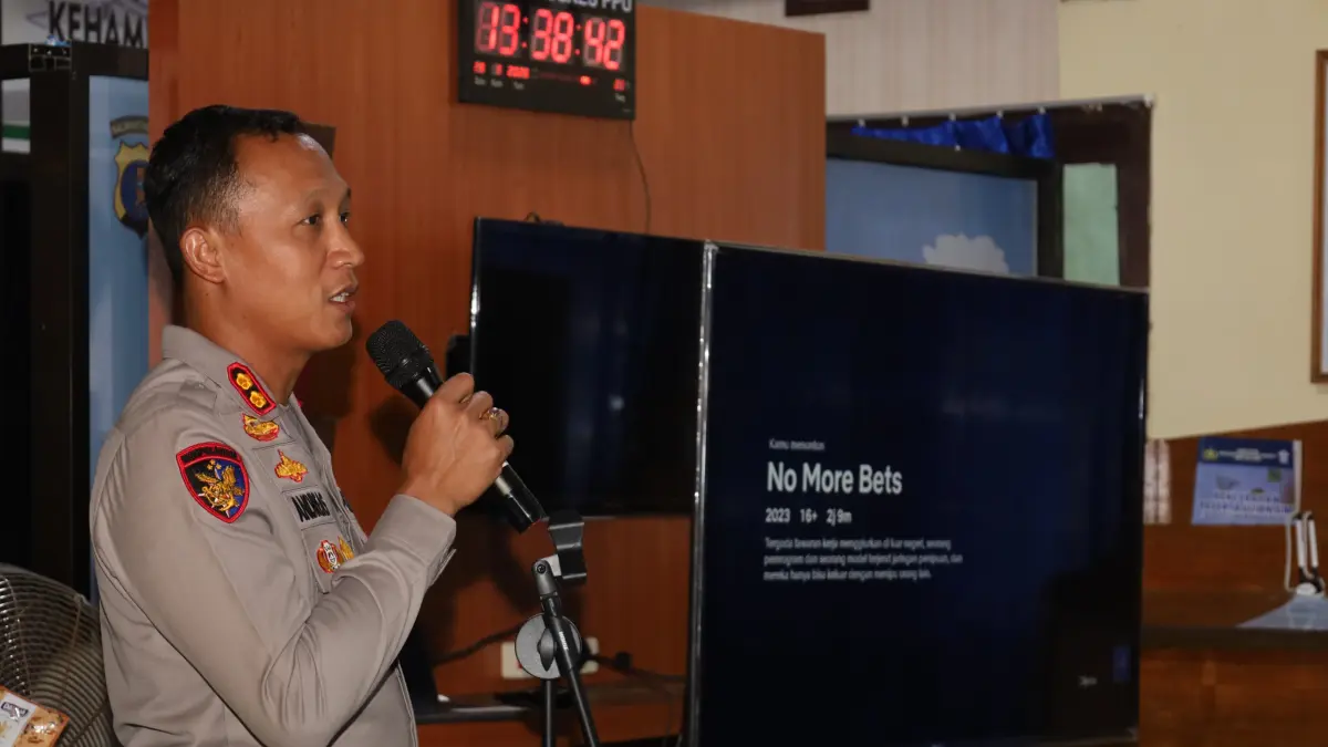 CEGAH JUDI ONLINE: Kapolres PPU, AKBP Andreas Alek Danantara beri arahan langsung hingga nonton bareng (nobar) film edukatif No More Bets bagi personel Satlantas Polres PPU untuk cegah judi online.(Dok.Humas Polres PPU)