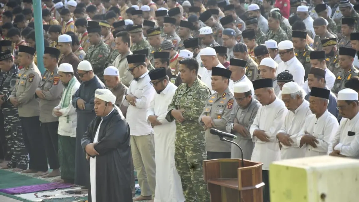 DOAKAN: Salat Istisqa digelar di halaman Masjid Agung Nurul Falah, Tanah Grogot, Sabtu (29/8).&nbsp;