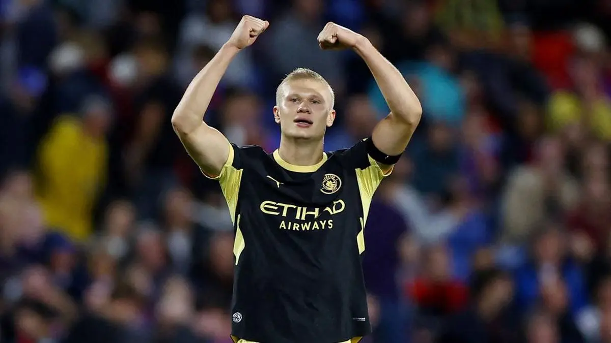 Erling Haaland merayakan gol saat Manchester City menghadapi Crystal Palace. Dua gol dalam laga tersebut membuat Haaland mengoleksi 23 gol pada bulan Agustus di Premier League dan semakin dekat dengan rekor Andy Cole. (Reuters)