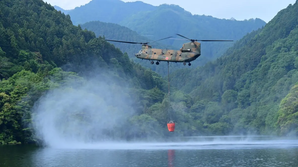 Helikopter CH-47 Chinook milik Japan Ground Self-Defense Force (JGSDF) yang akan dikirim ke Indonesia bantu tangani karhutla Kalimantan. (@ModJapan_en)