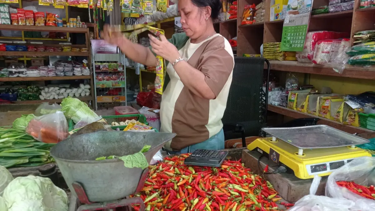 MAHAL: Harga cabai rawit di Bontang mengalami lonjakan harga hingga menembus Rp95 ribu/kg. (ADIEL KUNDHARA/KP)
