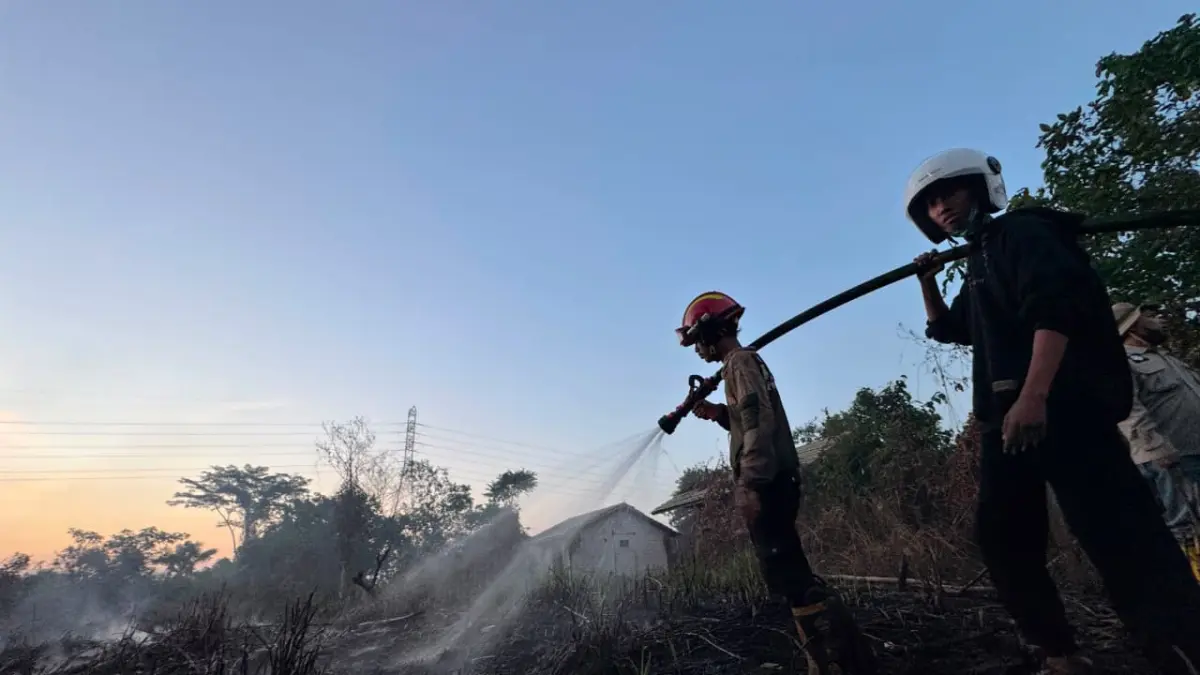 MERESAHKAN: Kebakaran lahan menghanguskan sekitar 7 hektare lahan di kawasan Pelita 8, Kecamatan Sambutan, Samarinda, Selasa (25/8). IST/KP