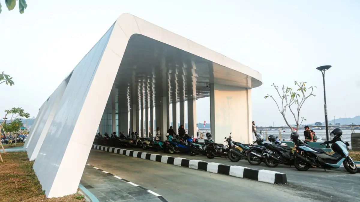 RUANG PUBLIK BARU KOTA SAMARINDA
Warga menikmati Teras Samarinda Tahap II di tepian Sungai Mahakam, Jalan Gajah Mada, Minggu (30/8). Proyek ini menjadi salah satu lompatan besar dalam penataan kota, khususnya ruang publik di tepian Sungai Mahakam yang menjadi ikon Samarinda. Segmen 2, 3, dan 4, resmi dibuka dengan ruang terbuka hijau seluas 1.558 meter persegi, dermaga 2.115 meter persegi dengan 12 kios UMKM, mini amfiteater, playground, serta halte bus terpadu. (FOTO: RAMA SIHOTANG/KALTIM POST)
