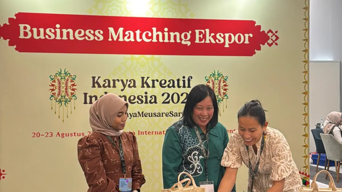 PELUANG: Salah satu UMKM unggulan Kaltim, Owner Jo-E Craft yakni Novaritha (tengah) saat penandatanganan LoI dengan buyer luar. Membuka peluang pasar ekspor. (IST)