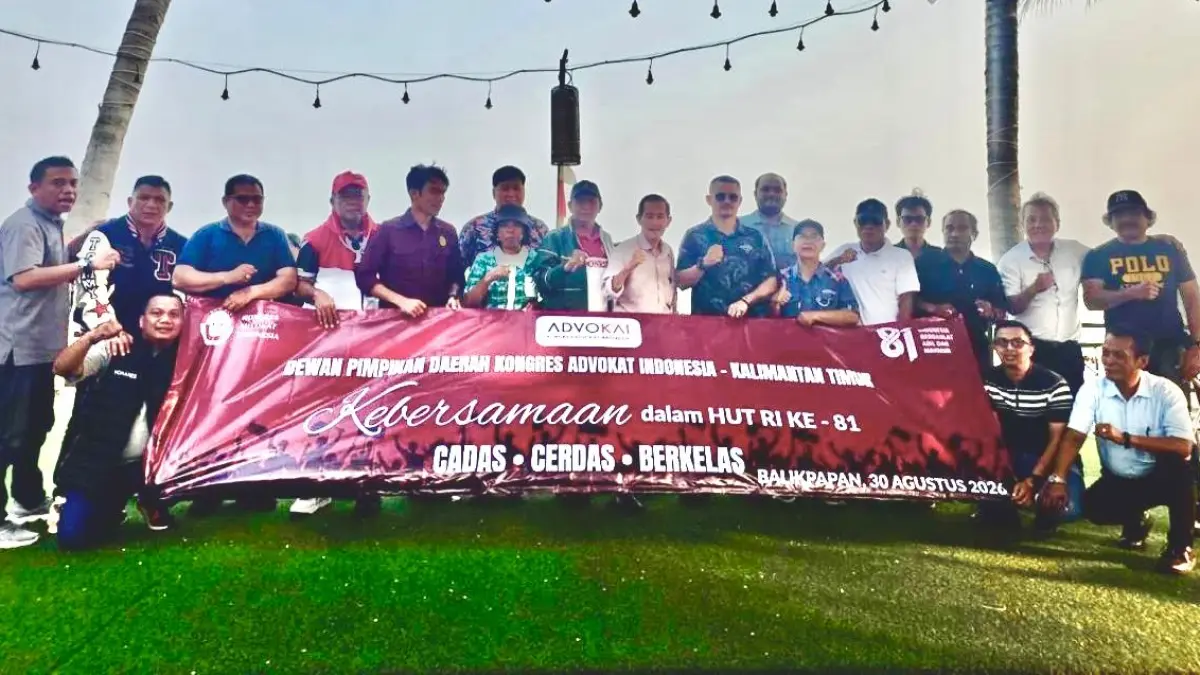 Pengurus dan anggota DPD KAI Kalimantan Timur berfoto bersama dalam agenda kebersamaan di Pantai Kampung Pasir, Balikpapan, Minggu (30/8/2026). (Foto: Istimewa)

