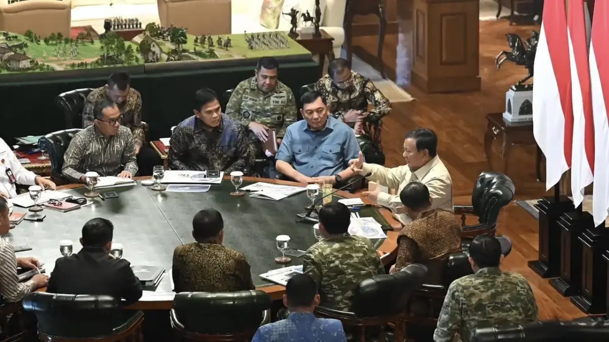 RAPAT: Presiden Prabowo Subianto saat menggelar rapat bersama Menteri Pertahanan dan Panglima TNI, di antaranya, membahas kemudahan bagi suku Dayak untuk jadi anggota TNI. (Dok. Biro Pers Sekretariat Presiden)
