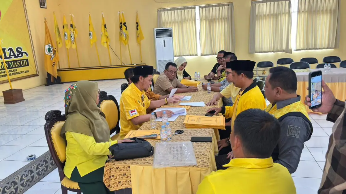 SATU SUARA: Perwakilan Pengurus Tingkat Kecamatan Partai Golkar Kukar mengembalikan formulir pencalonan Ketua DPD sekaligus menyerahkan dukungan kepada Hasanuddin Mas’ud. (IST)