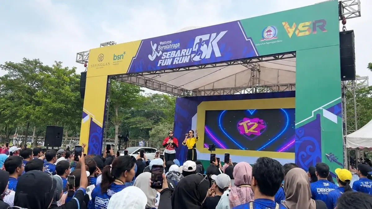 T2 panaskan panggung Sebaru Fun Run 5K. (FOTO NURON/KP)