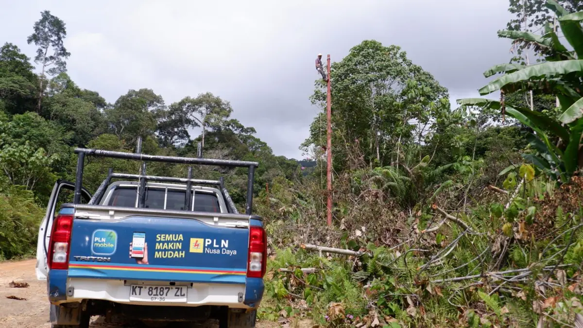 TERANGI DESA: PLN menyiapkan pembangunan sekitar 875,36 kilometer jaringan tegangan menengah (JTM), 486,62 kilometer jaringan tegangan rendah (JTR) dan 220 unit gardu distribusi untuk buka akses 9.885 calon pelanggan. IST/KP