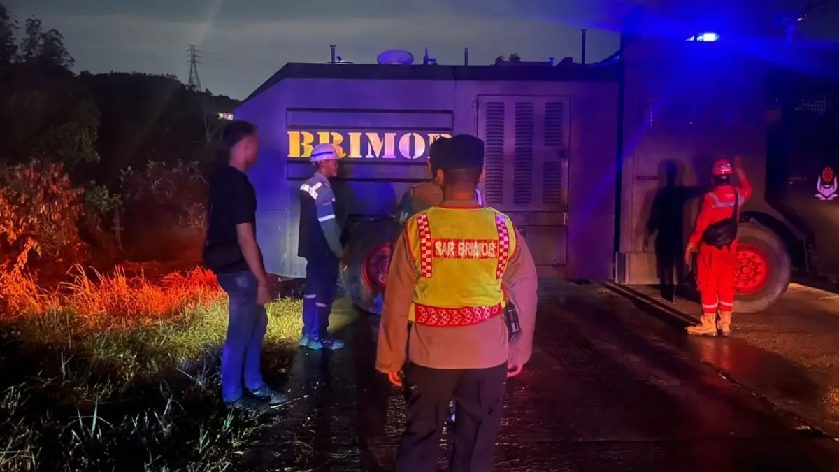 TERBAKAR: Lahan di kawasan Kariangau terbakar, pemadaman dikerahkan armada AWC Brimob Polda Kaltim.