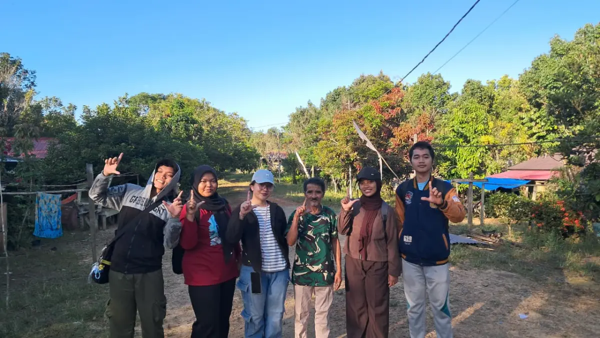 TIM PENELITI: Tim Peneliti PKM-RSH Unmul bersama Kepala Adat Kampung Adat Mului.