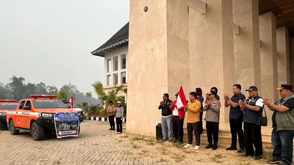 Wakil Bupati Suhuk (pegang bendera) melepas rombongan pengiriman bantuan bagi warga terdampak kemarau panjang di Kecamatan Long Pahangai dan Long Apari, Sabtu (29/8/2026). (PROKOPIM)