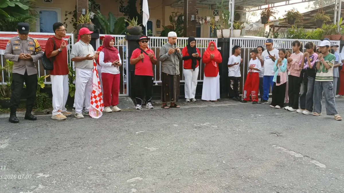 Warga mengikuti jalan sehat yang dilepas Plt Lurah Gunung Bahagia Linda Anggraini. (LUPUS/KP)