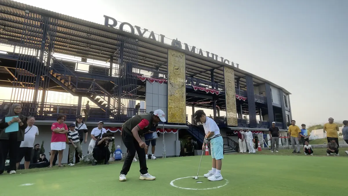 UNJUK KETANGKASAN: Para peserta dari kategori kids dan junior saat mencoba memasukkan bola ke dalam lubang di area Putting Green dalam seri ketiga pada Minggu (30/8). 