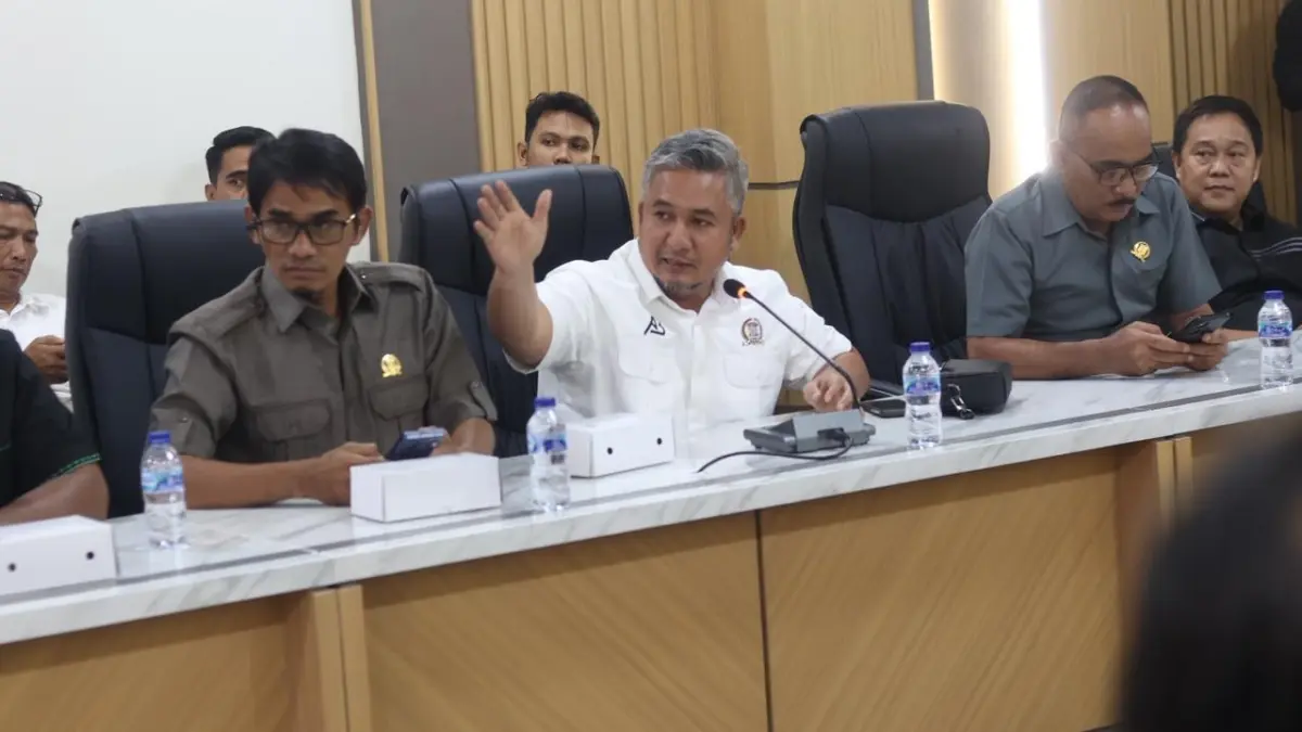 Andi Arif Agung dalam RDP Komisi II bersama Pemkot Balikpapan dan PT Pertamina Patra Niaga di Gedung DPRD Balikpapan, Senin (31/8). (FOTO DINA ANGELINA/KP)