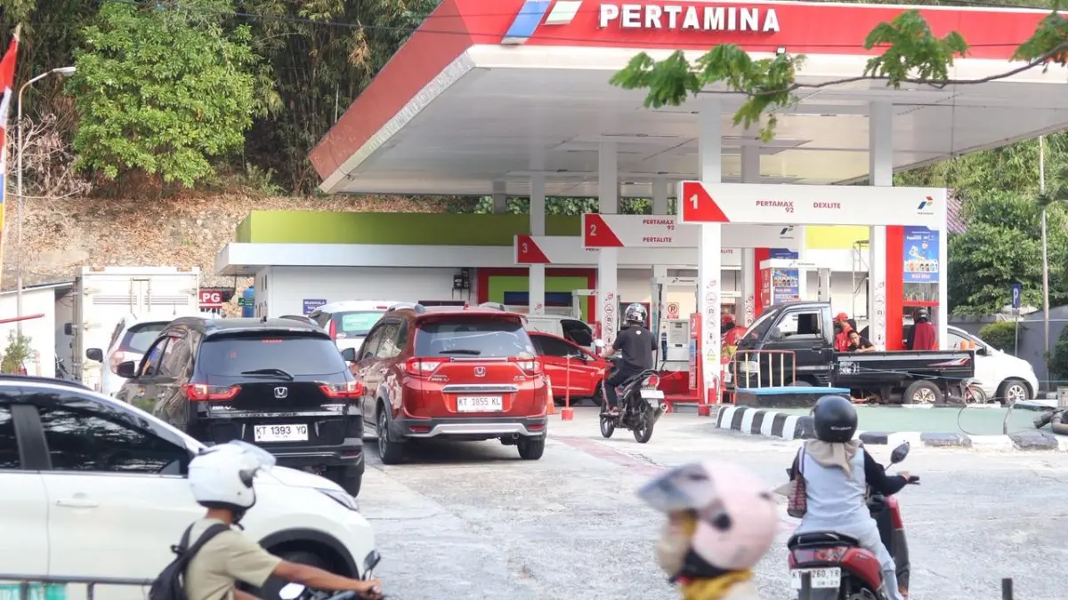 Antrean panjang kendaraan di salah satu SPBU di Balikpapan. (FOTO ANGGI PRADITHA/KP)