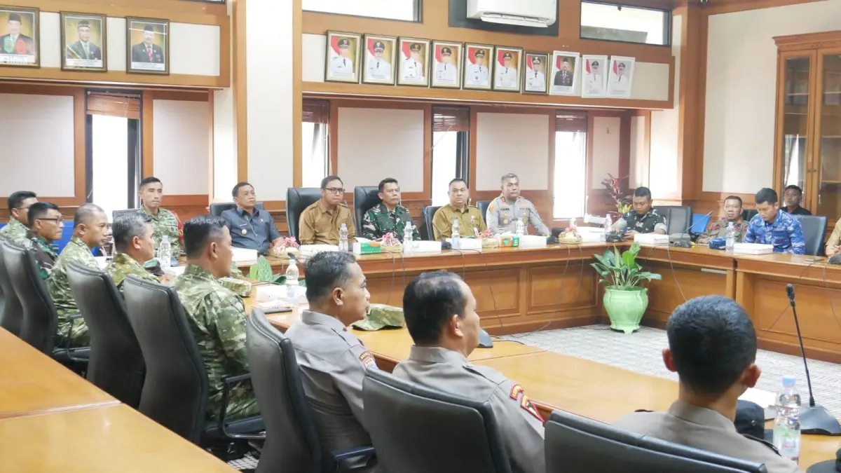 Bupati Kutai Barat Frederick Edwin didampingi Wakil Bupati H. Nanang Adriani dan Sekda Erik Victory menerima audiensi Tim Penyelidikan Karhutla TNI-Polri di Kantor Bupati Kubar, Sendawar, Selasa (1/9/2026).