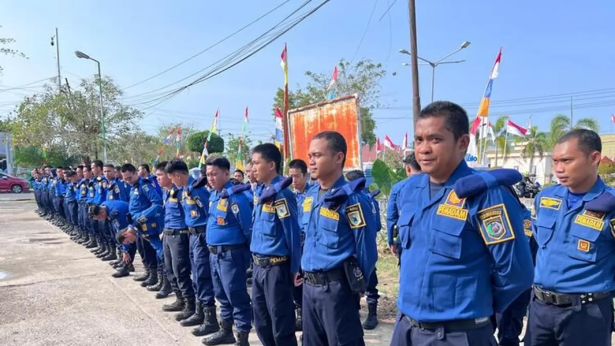 DILANTIK: Penambahan personel di tiap kecamatan di Paser untuk petugas pemadam kebakaran resmi dilantik bupati, Selasa (1/9/2026). (NAJIB/KP)