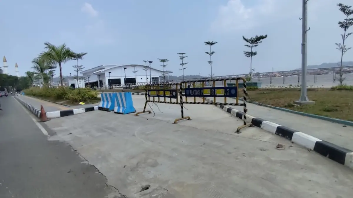 DITUTUP: Dishub menutup akses drop off Teras Samarinda II yang sebelumnya dijadikan warga untuk parkir motor. Pengunjung diimbau untuk parkir di gedung Pasar Pagi dan Masjid Raya Darussalam. (DENNY SAPUTRA/KP)