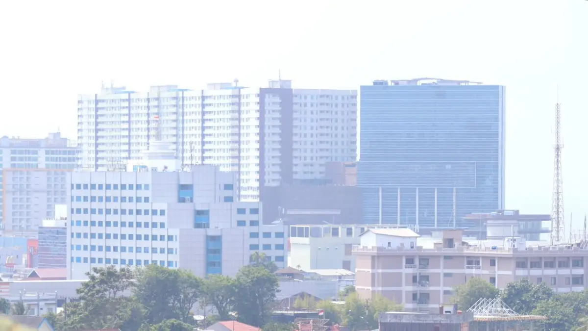 KABUT TIPIS: Langit Kota Balikpapan di tengah paparan kabut asap tipis. Diskes Balikpapan meminta masyarakat, terutama penderita penyakit pernapasan, untuk kembali mengenakan masker saat beraktivitas di luar ruangan. (FOTO: ANGGI PRADITHA/KP)