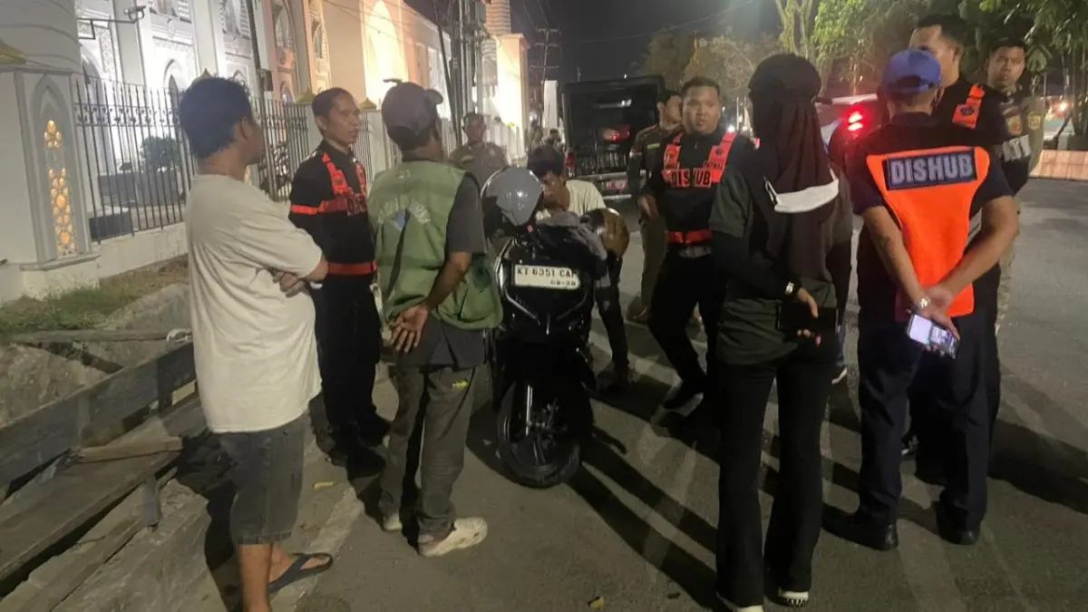 Kempeskan ban sepeda motor yang parkir di Teras Samarinda II. (FOTO M TAUFIK/KP)