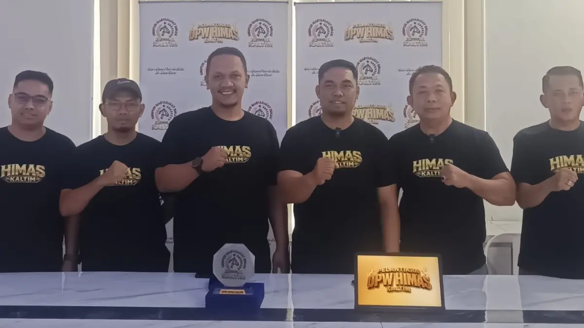 KETERANGAN: Ketua DPW Himas Kaltim Ahmad Rustam (tiga kanan) bersama pengurus saat memberikan keterangan pers terkait persiapan Pelantikan Pengurus DPW Himas Kaltim di Balikpapan, Senin (31/8/2026). (DINA ANGELINA/KP)