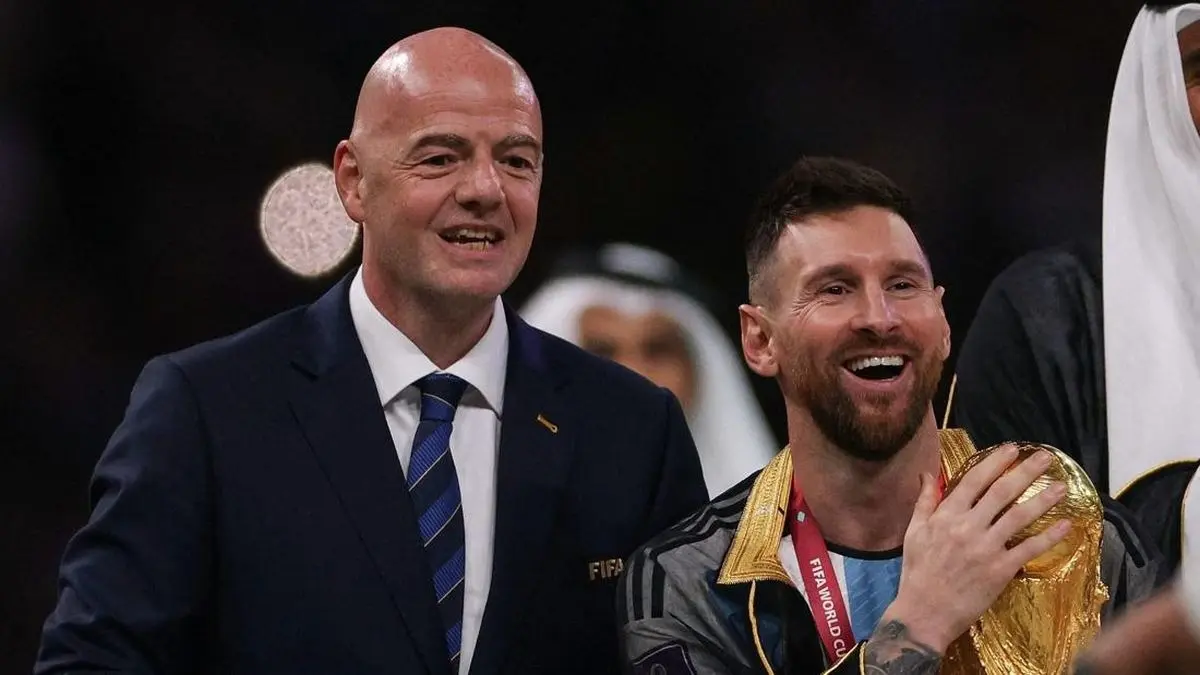 Lionel Messi bersama Presiden FIFA Gianni Infantino usai Argentina memastikan gelar juara Piala Dunia 2022 Qatar. 