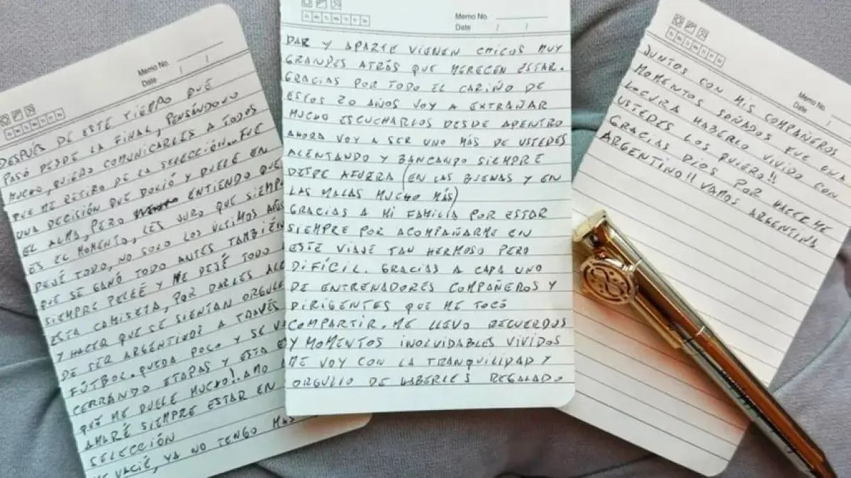 Lionel Messi mengungkapkan kata-kata perpisahan dari timnas Argentina di tiga lembar halaman yang ditulisnya dengan pena Harry Potter berwarna emas. (INSTAGRAM LIONEL MESSI)
