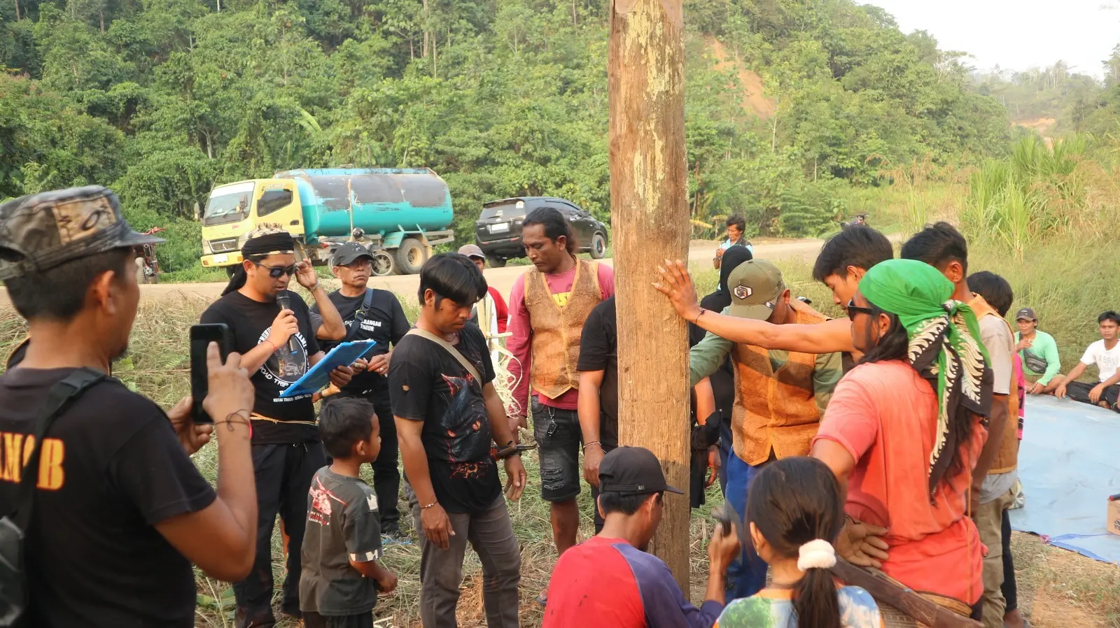 Masyarakat Adat Dayak Basap Karangan menggelar ritual adat pertahankan hutan di Kabupaten Kutai Timur. (IST)