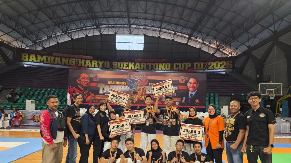 MEMBANGGAKAN: Kontingen tarung derajat pelajar Kaltim berhasil mengukir prestasi di Kejurnas BHS Cup 2026 di Surabaya. (IST)