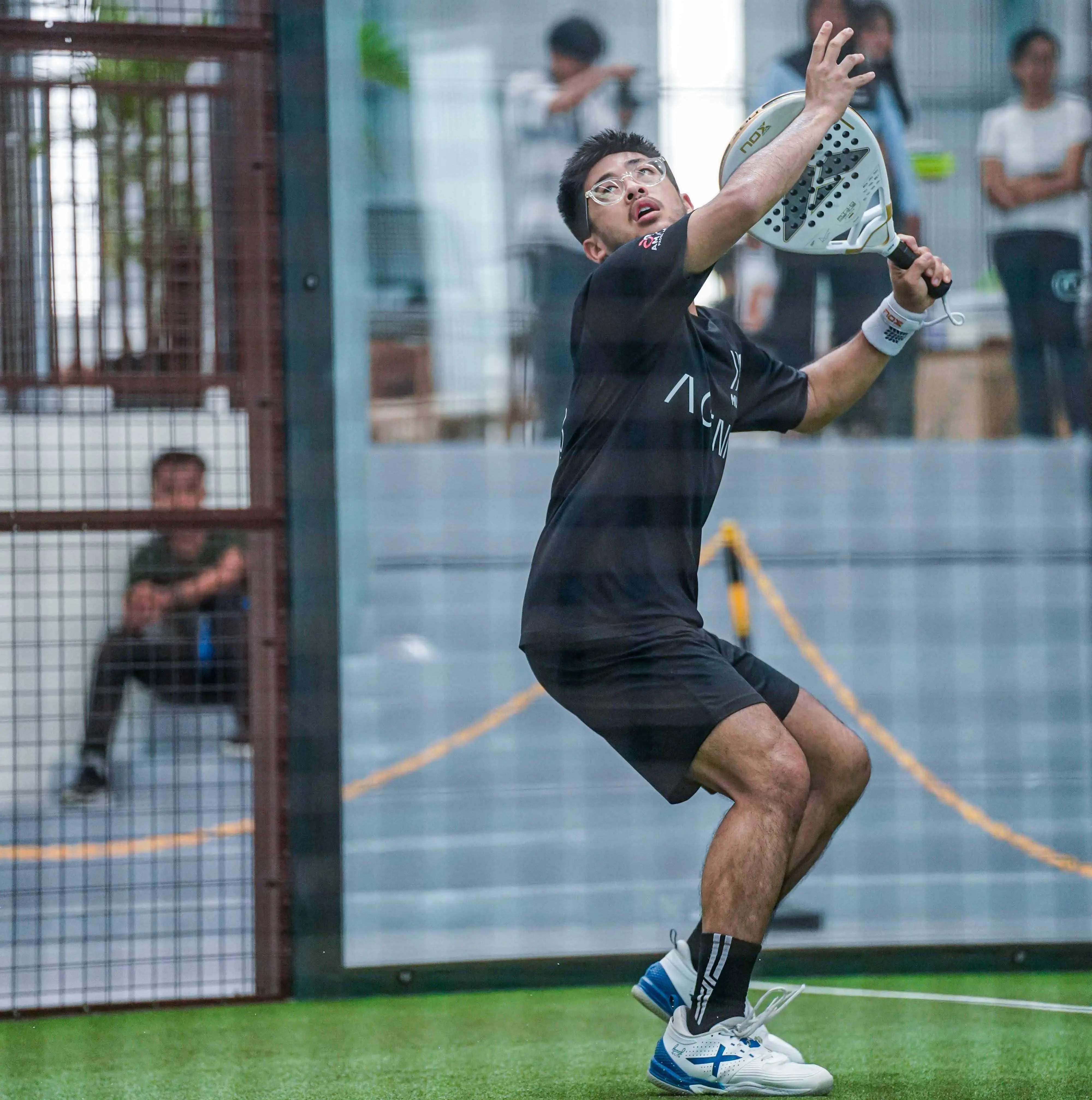 Mike Tanoso menikmati laganya di Costa Padel Tournament Balikpapan. (Foto: Costa Padel Tournament Committee)