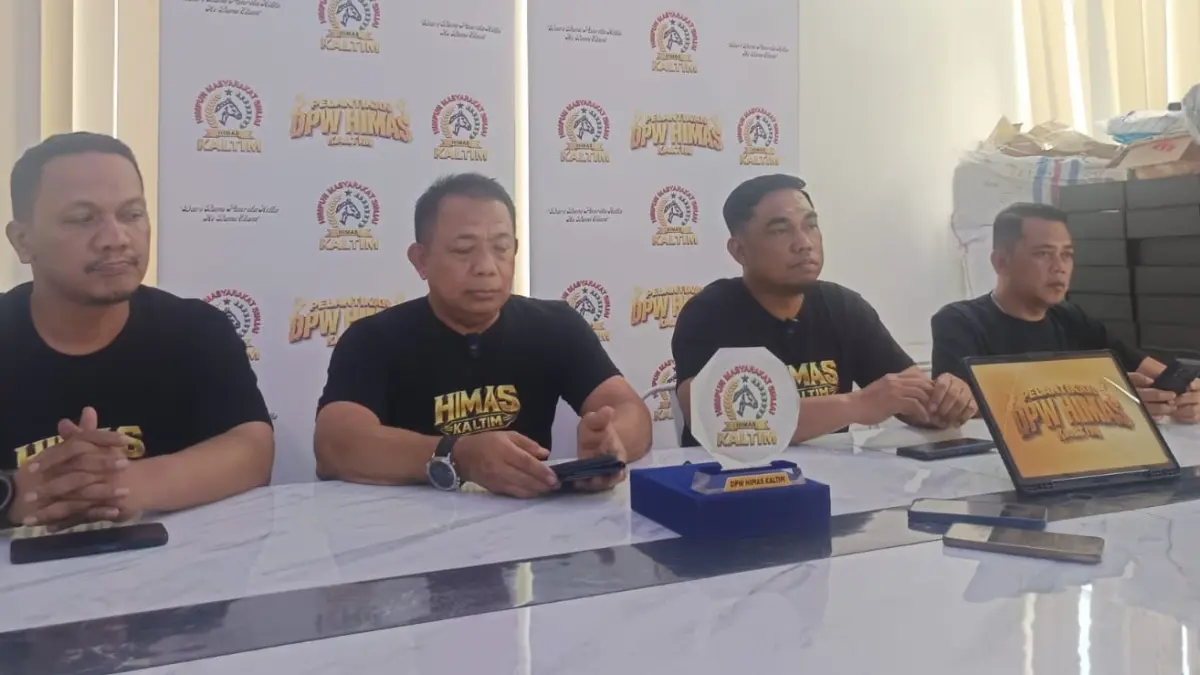 REGENERASI: Ketua DPW Himas Kaltim Ahmad Rustam (dua kanan) bersama pengurus saat memberikan keterangan persiapan pelantikan pengurus baru yang bakal berlangsung di BSCC Dome, Balikpapan, Rabu (2/9/2026). (DINA ANGELINA/KP)