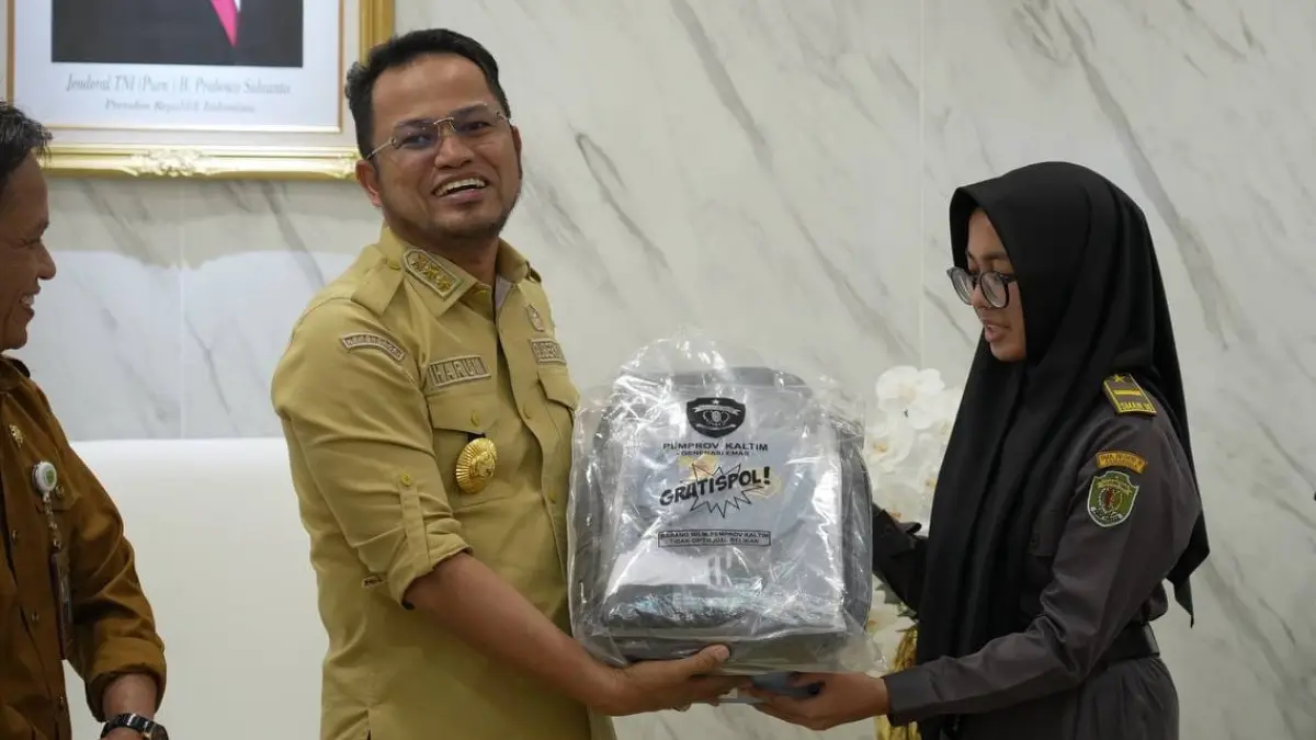 Rudy Mas’ud memberikan seragam gratis kepada siswa SMA 10 Samarinda&nbsp;di Kantor Gubernur Kaltim, Selasa (1/9).