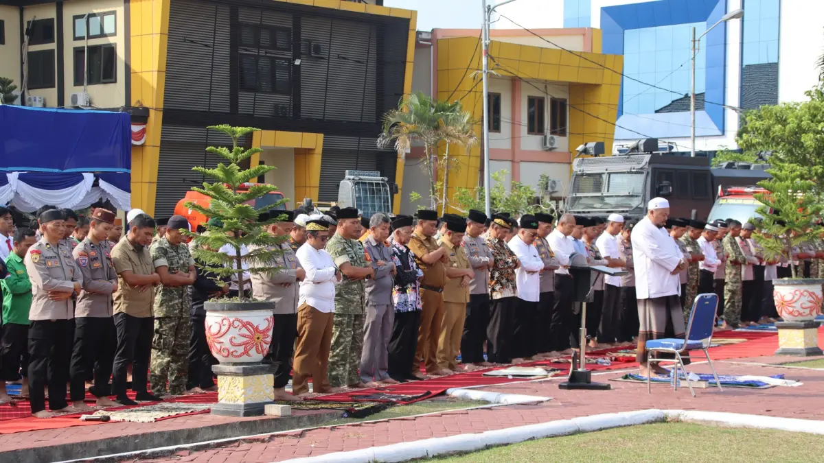 SALAT ISTISQA: Ketua MUI PPU, KH. Abu Hasan Mubarak jadi imam salat istisqa yang diprakarsai Pemkab PPU di halaman Mapolres PPU.(Dok.Humas Polres PPU)